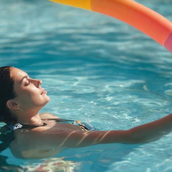 Czy pływanie pomaga na ból kręgosłupa